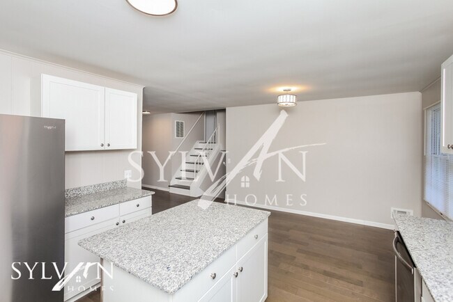 Building Photo - You'll love this split level 4 bedroom home!