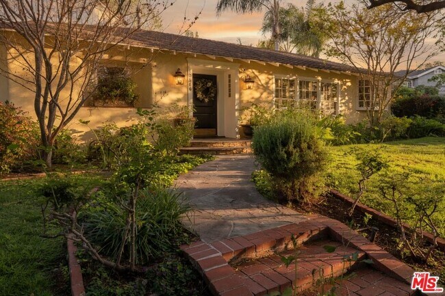 Foto del edificio - 13166 Valley Vista Blvd