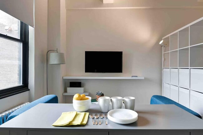 Building Photo - 331 E 9th St