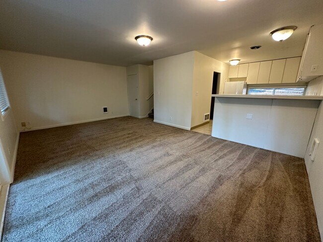 Building Photo - South Tabor 3 Bedroom 1 Bath Duplex Unit -...