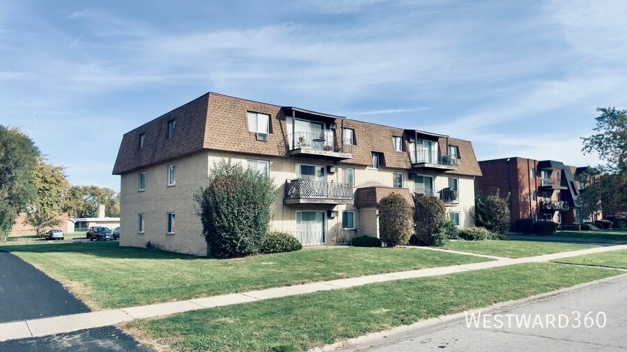 Primary Photo - Crestwood 2 bedroom apartment. In unit lau...