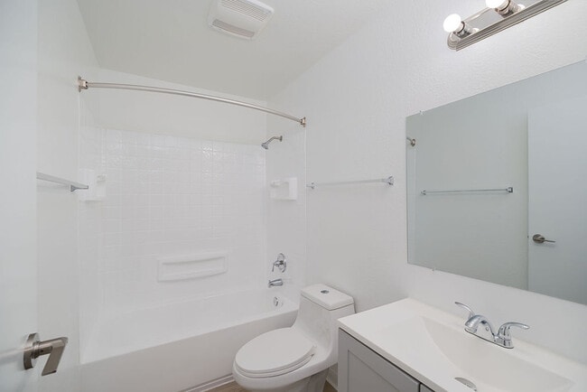 Building Photo - Lynwood Knolls