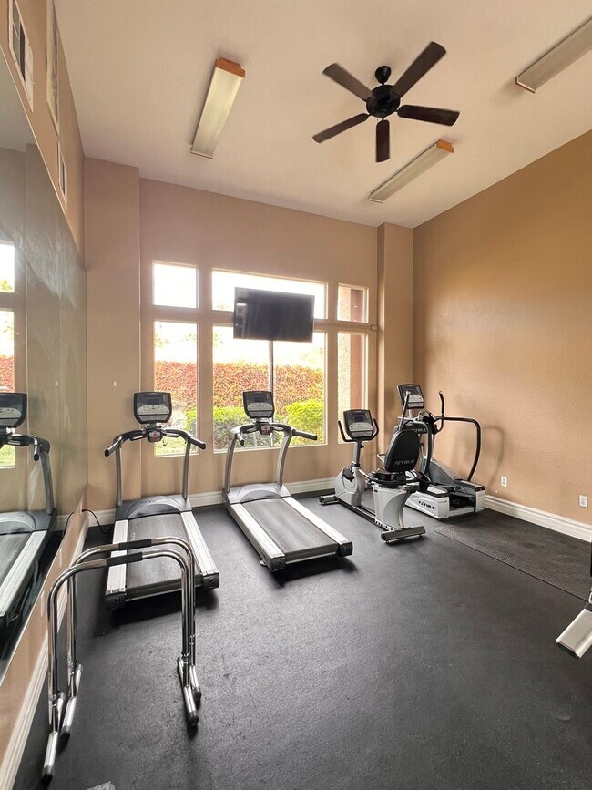Foto del edificio - Gated Community / Community Pool / Luxury Vinyl Planking Throughout
