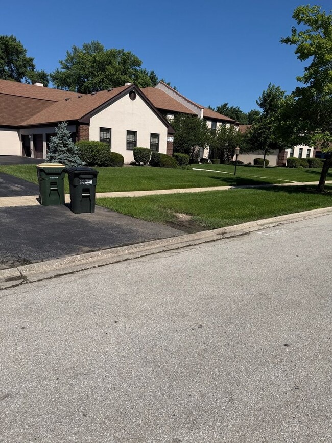 Foto del edificio - Recently Renovated 2 Bed 1 Bath in Naperville, Ready Now!