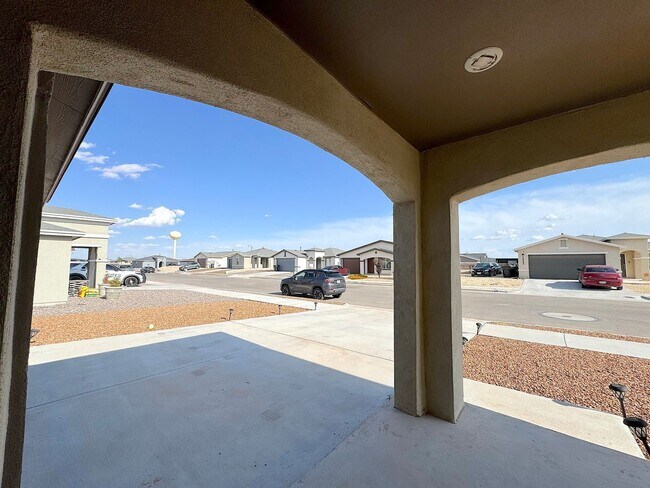 Foto del edificio - East El Paso 3 bed Refrig A/C w/Solar Panels!