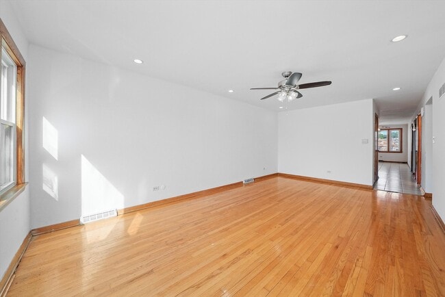 Foto del edificio - 5096 S Archer Ave