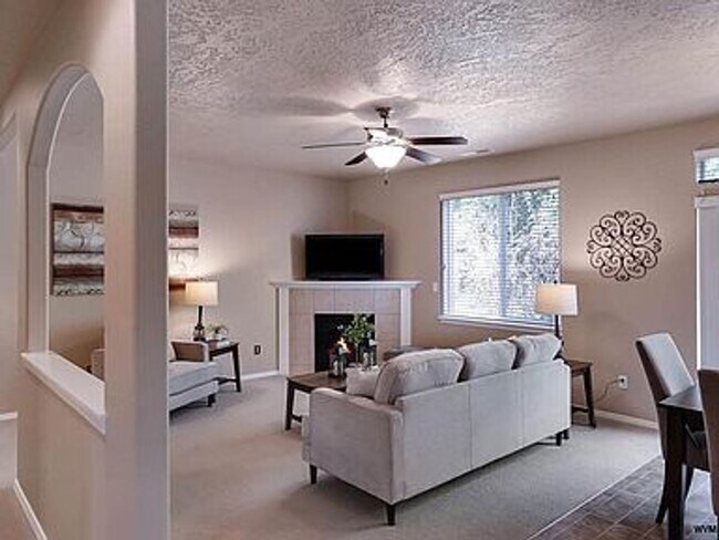 Foto del edificio - Spacious 3 bedroom, 3 bath home in desirab...