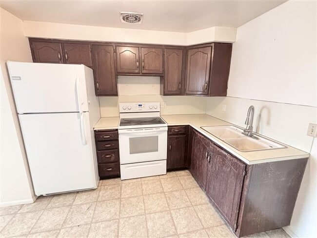 Building Photo - 258 N 400 W St