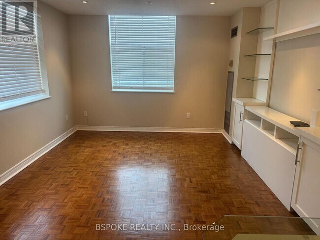 Photo du bâtiment - 1601 Eglinton Ave W