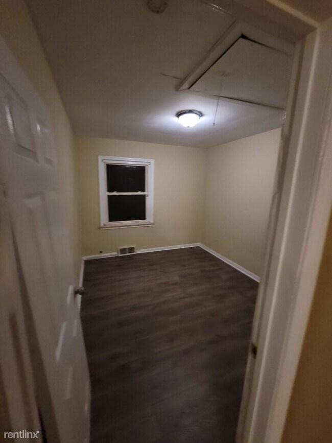 Building Photo - 3 br, 1 bath House - 94 E Henry St Section...