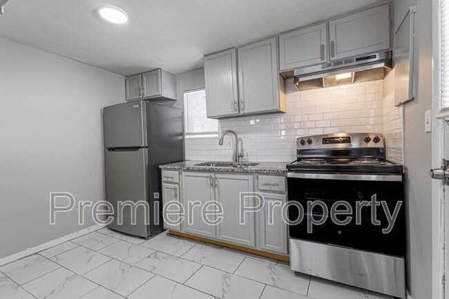 Building Photo - 816 S Woodland Ave