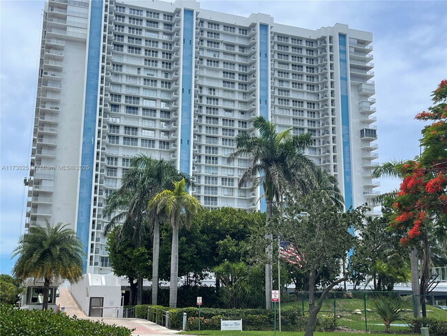 Building Photo - 881 Ocean Dr