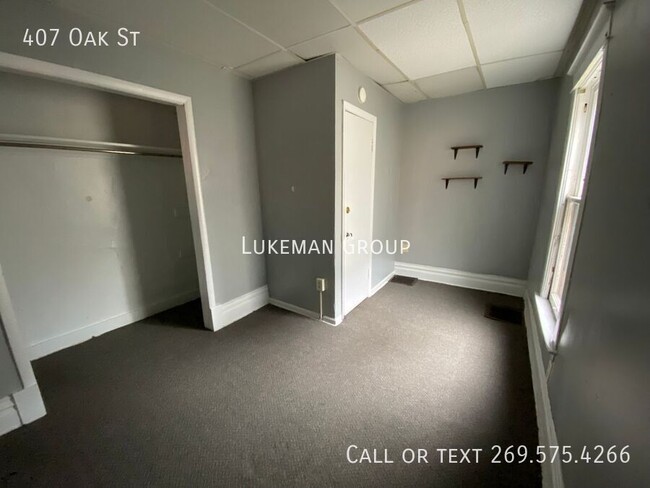 Building Photo - 407 Oak St