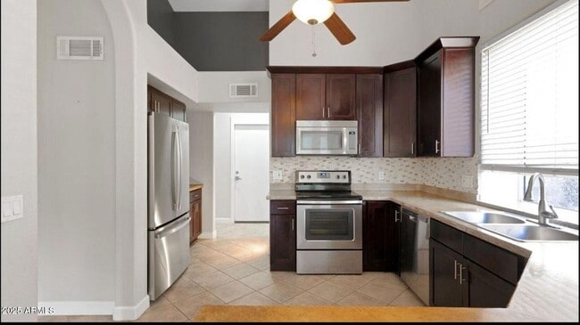 Building Photo - 16632 S 37th Way