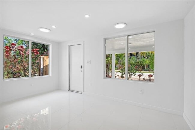 Building Photo - 2201 NE 9th Ave