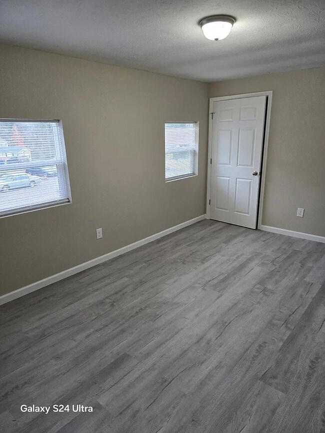 Building Photo - 126 Tacoma Rd