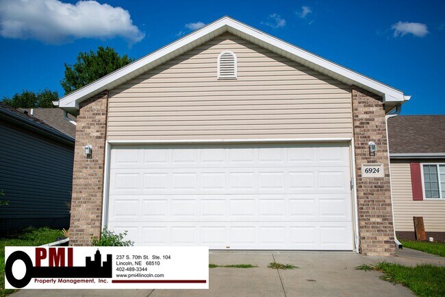 Foto del edificio - 3 Bedroom and 3 Bathroom Duplex. Available...