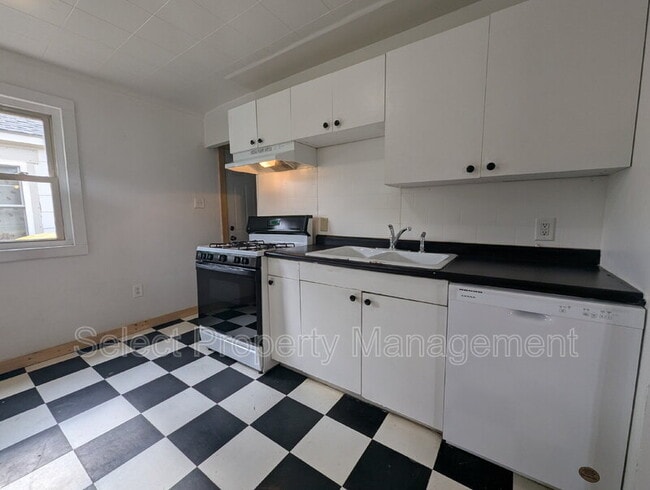 Building Photo - 2062 Pauline St