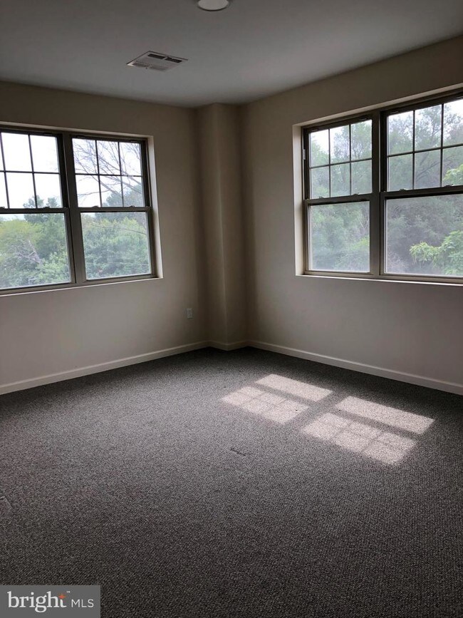 Building Photo - 2098 Brunswick Ave