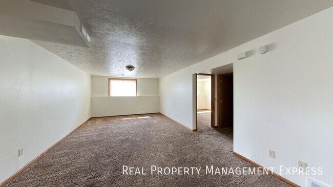 Building Photo - Charming 2 Bedroom 2 Bathroom Centrally Lo...