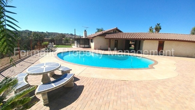 Foto del edificio - 16976 Mockingbird Canyon Rd