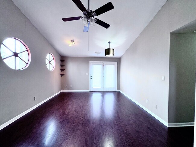 Building Photo - 3 bedroom house located near UNCG!