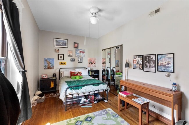 Building Photo - 4000 N Southport Ave