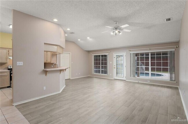 Foto del edificio - 2300 E 23rd St