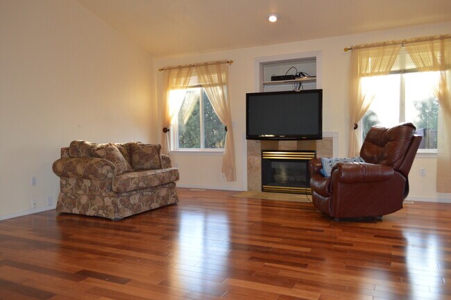 Building Photo - Nice open concept rambler in Milton!