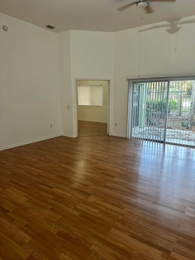 Foto del edificio - 220 Crestwood Cir