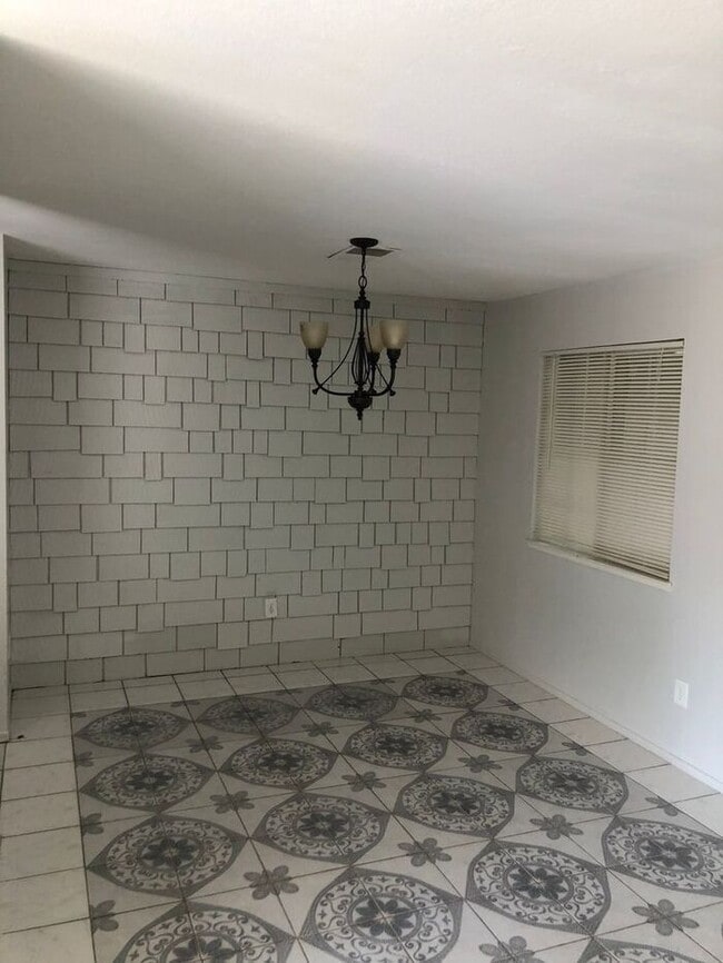 Building Photo - Modesto 2 Bedroom 1 Bath Duplex