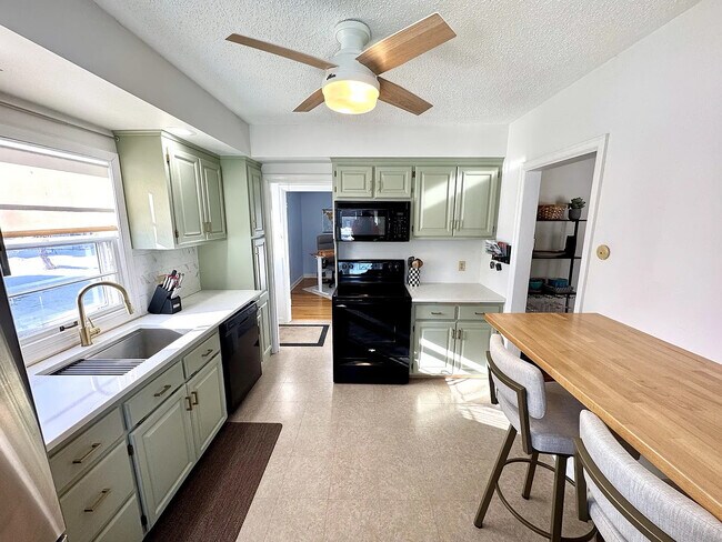 Foto del edificio - 4147 Yates Ave N