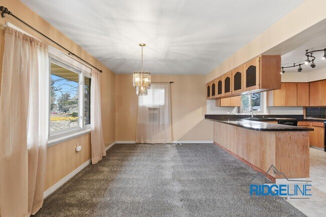 Foto del edificio - Sunnyside single family home with oversized 2 car garage