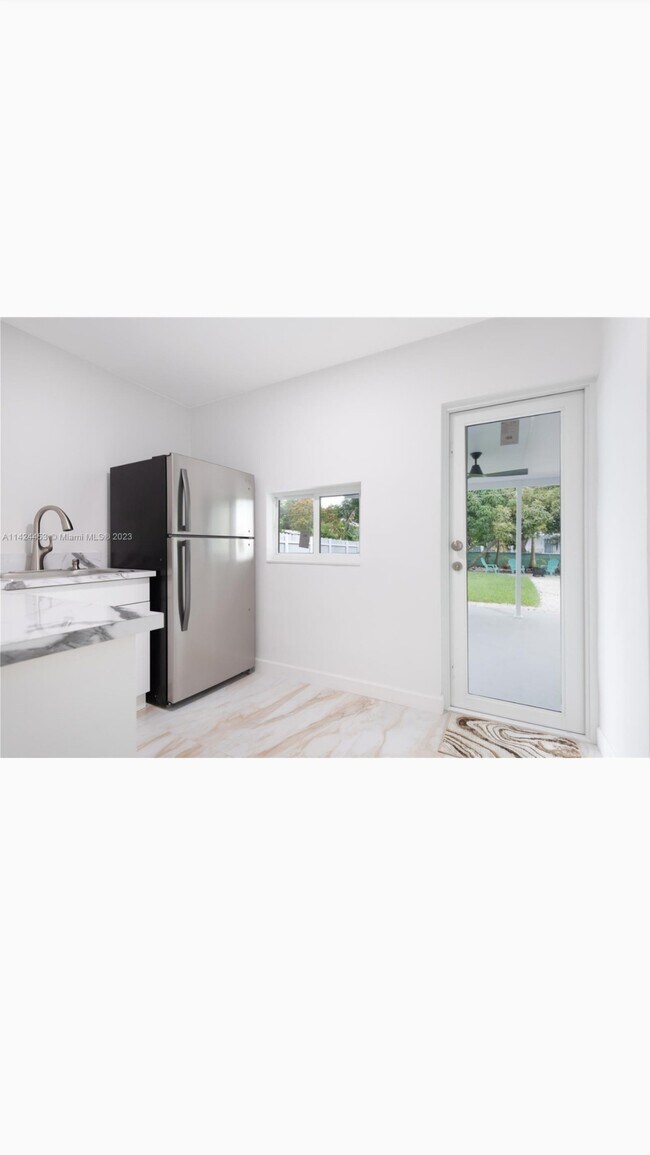 Foto del edificio - 495 NE 141st St