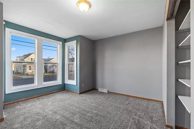 Building Photo - 661 15th Ave SW
