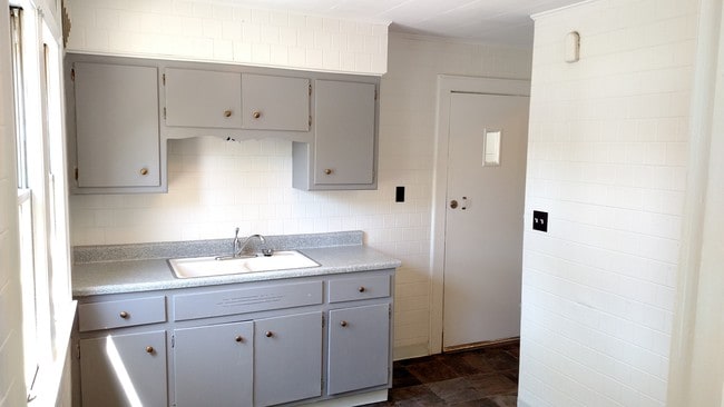 Building Photo - 403 N 61st St