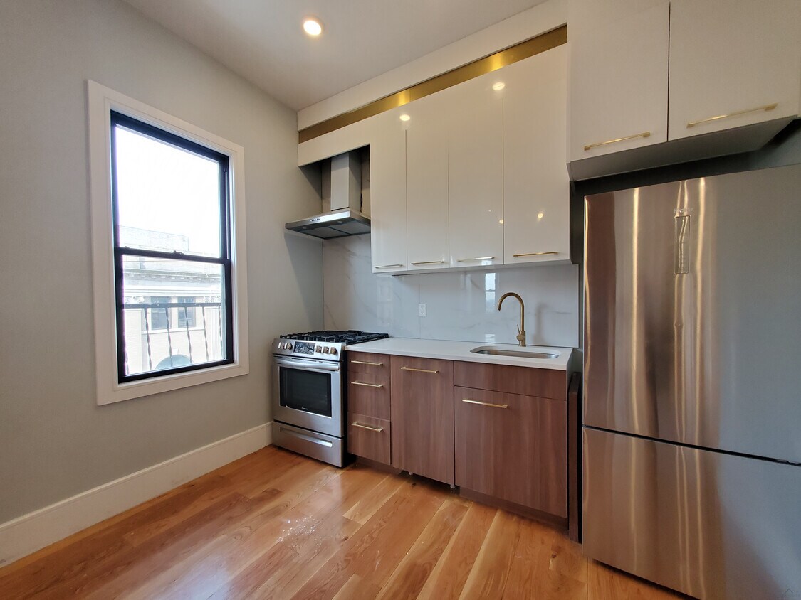 Primary Photo - 151 Thorne St