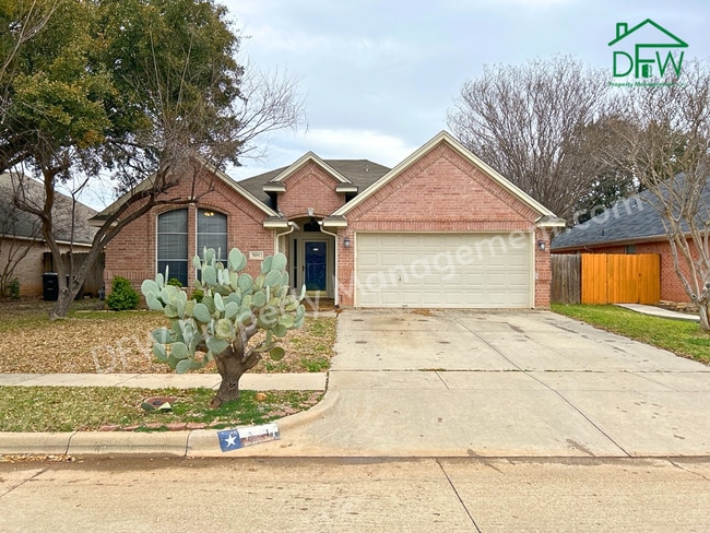 Inviting 3BR/2BA Home with Spacious Backyard for Lease in Fort Worth - Inviting 3BR/2BA Home with Spacious Backyard for Lease in Fort Worth