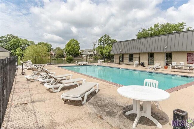 Foto del edificio - Beautiful 2 Bedroom Townhouse in Highly De...