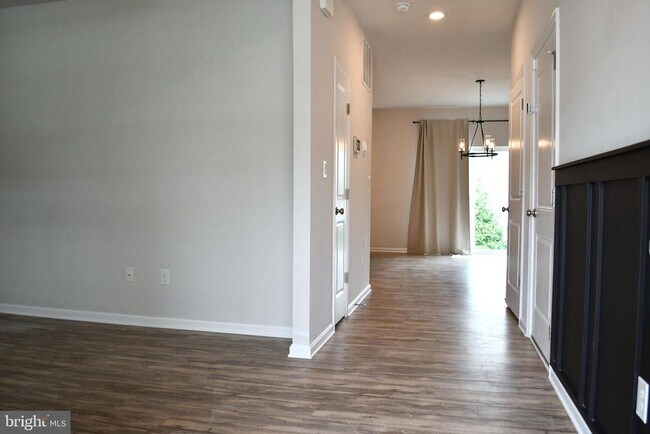 Building Photo - 109 N Marshview Terrace