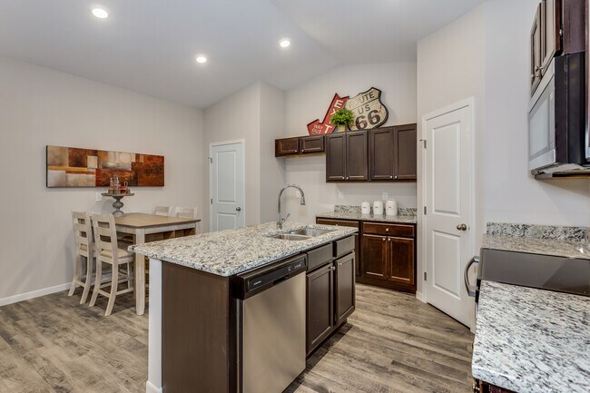 Building Photo - 2222 E Cheyenne Ct