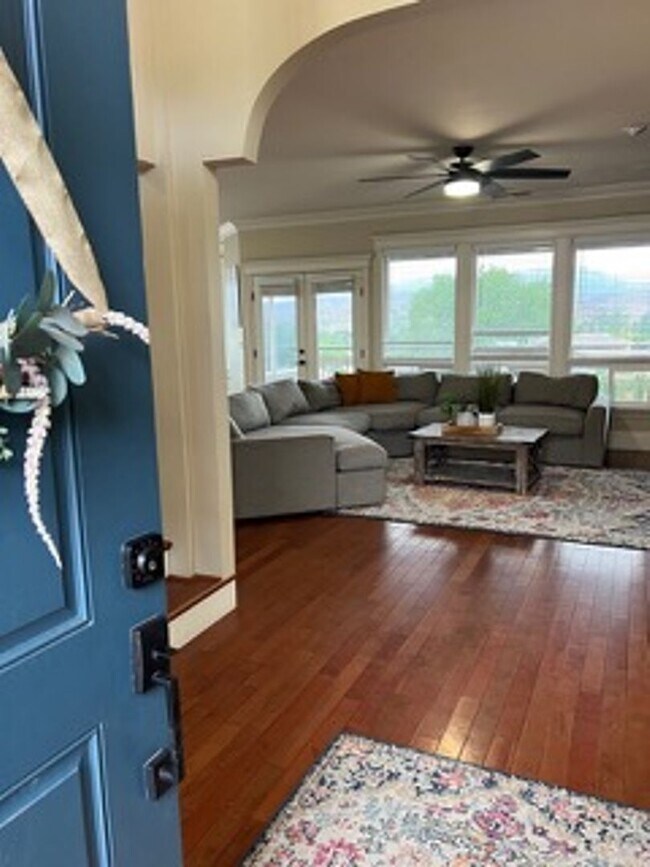 Building Photo - Very Spacious 6 bedroom home with amazing ...