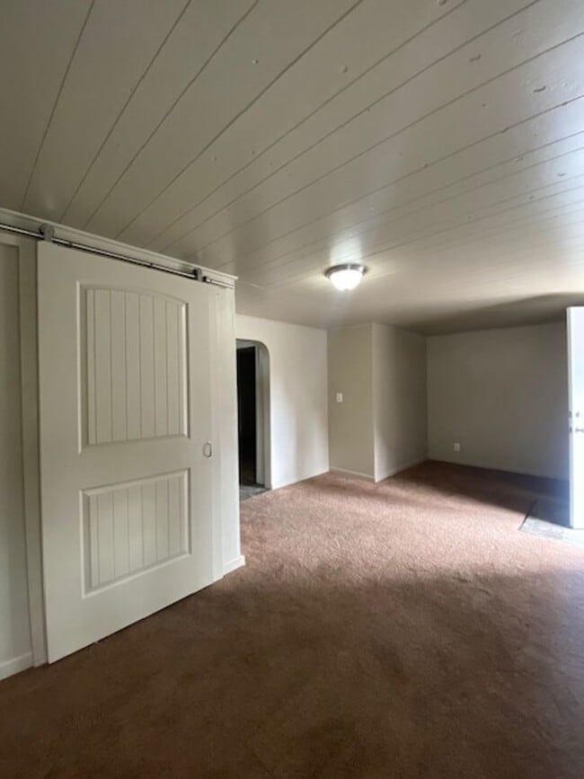 Building Photo - 1 Bedroom Apartment!