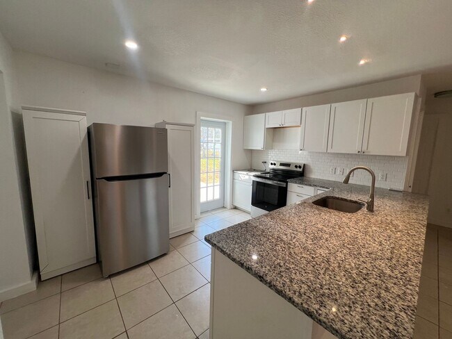 Foto del edificio - Charming 3-Bed / 2-Bath Renovated Rental in Washington Shores – Prime Orlando Location!
