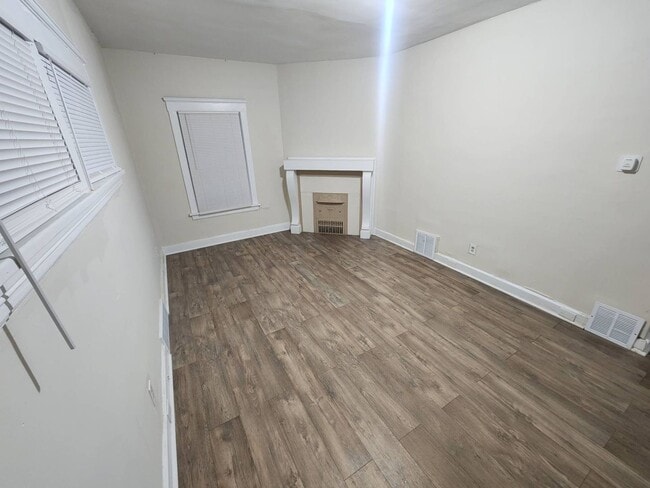 Building Photo - Charming 5-Bedroom Property in Prime Location (Section 8 vouchers Accepted)