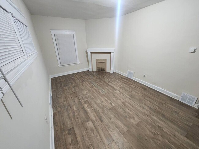 Foto del edificio - Charming 5-Bedroom Property in Prime Location (Section 8 vouchers Accepted)