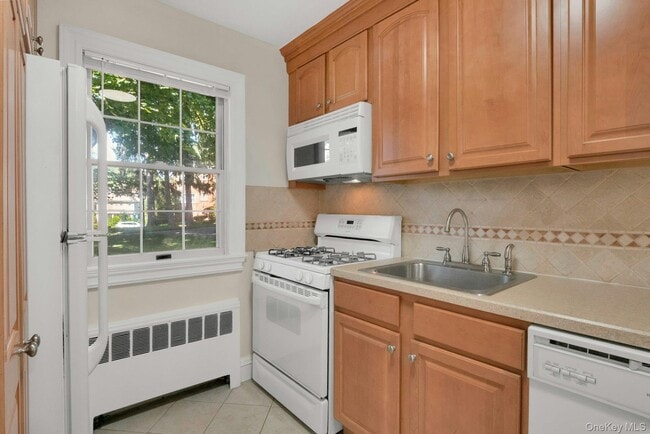 Foto del edificio - 590 Bedford Rd