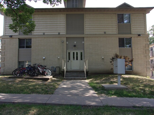 Building Photo - 923 E College St