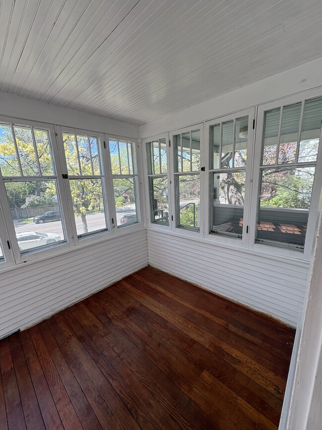 Sun Porch - 2411 Como Ave
