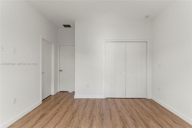 Foto del edificio - 405 W Palm Dr